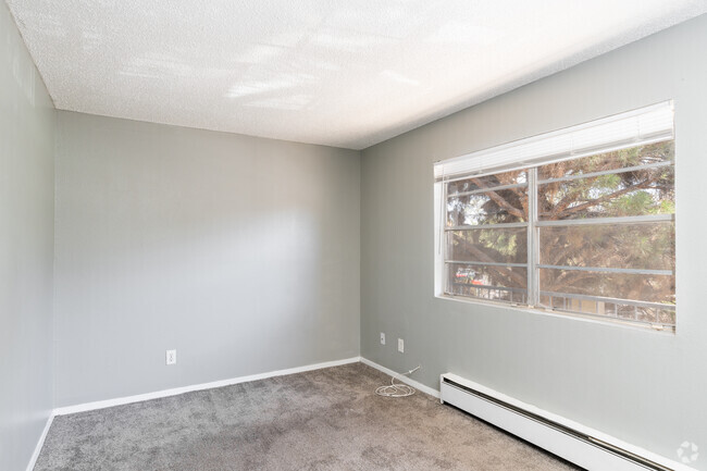 2BR, 1BA - 676SF - Living Room - Parkland Pointe