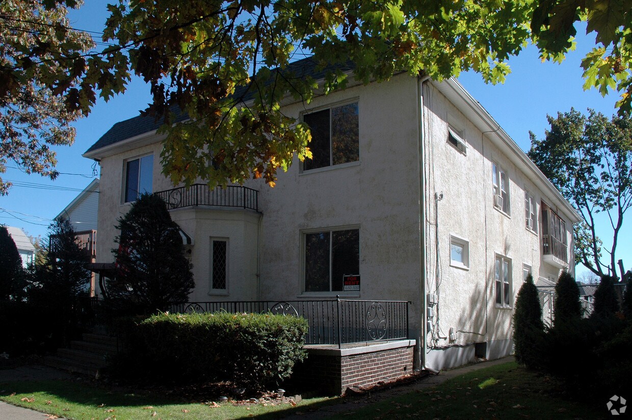 Building Photo - 182-184 Charles St