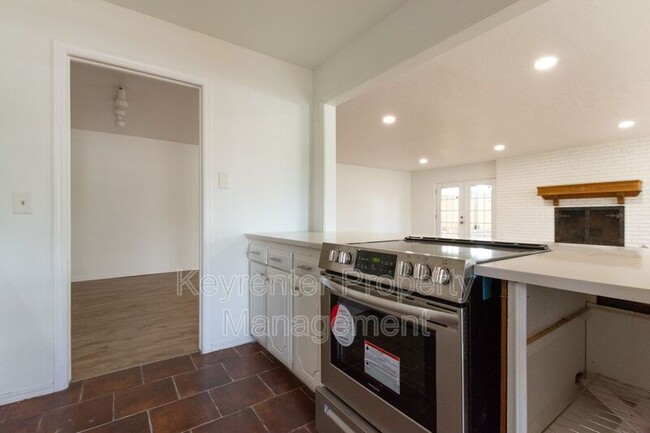 Building Photo - 6334 N Villa Ave