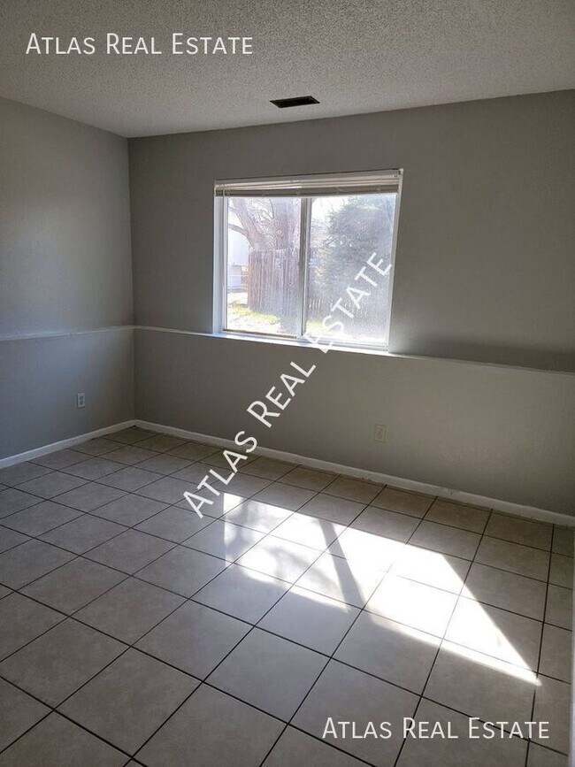 Building Photo - 2 Bedroom with Washer/Dryer Hookups!