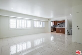 Building Photo - 148 S Reeves Dr