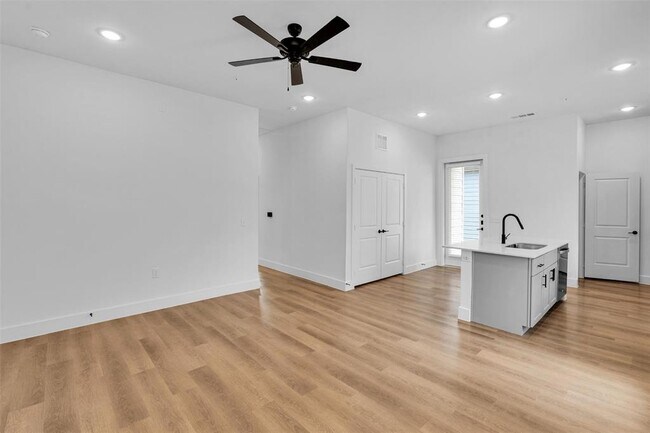 Foto del edificio - 1492 Bernard St