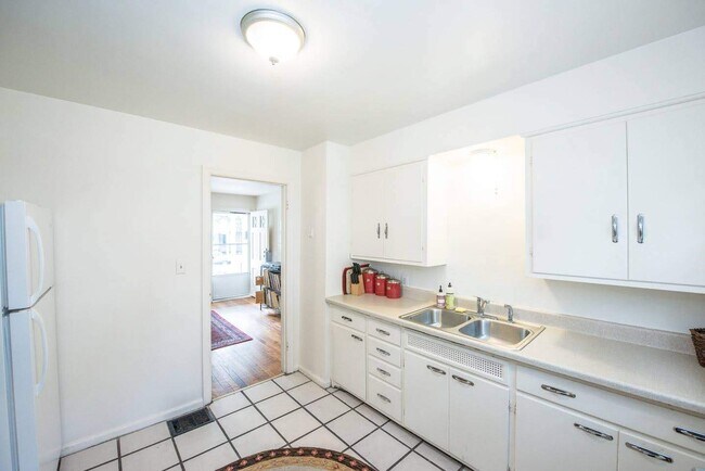 Foto del edificio - 5163 Caroline Ave