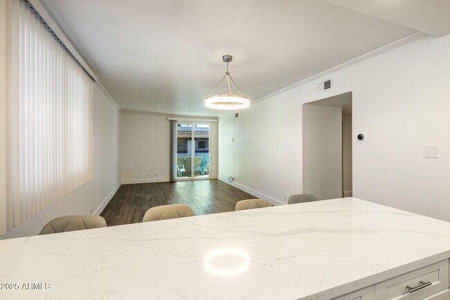 Foto del edificio - 6936 E 3rd St