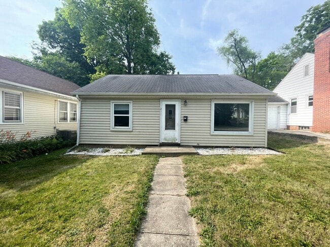 Building Photo - 3 bedroom, 1 bathroom and detached garage!