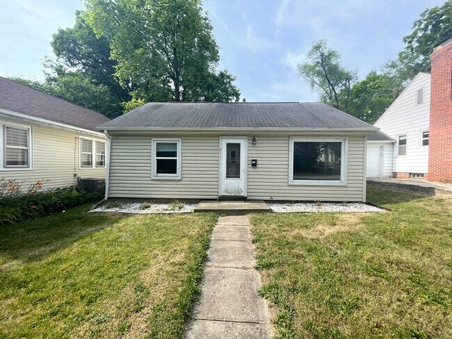 Foto del edificio - 3 bedroom, 1 bathroom and detached garage!