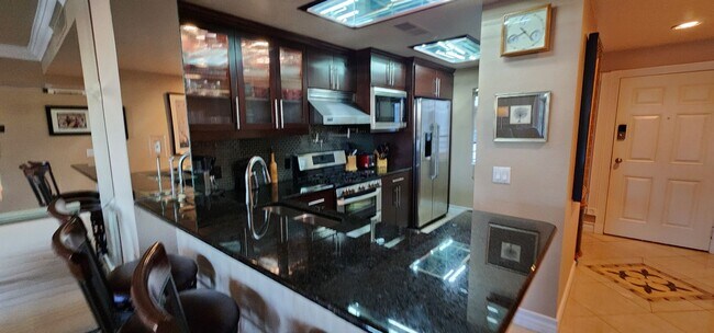 Building Photo - Fully furnished-full Sphere view