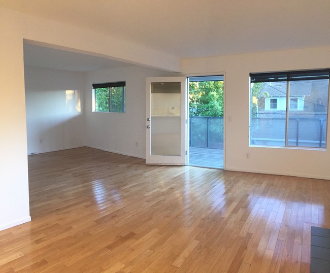 Living room, large balcony - 504 Altair Pl