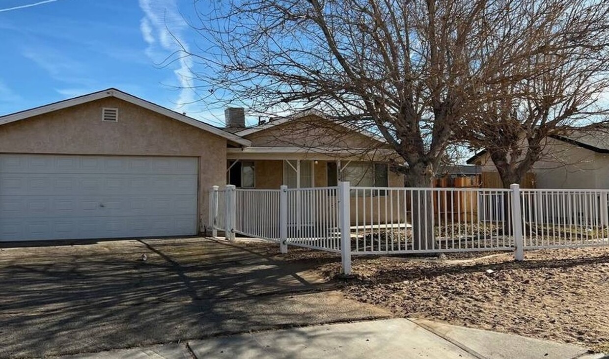 Foto principal - Adelanto Family Neighborhood! $2,100 3 Bed...