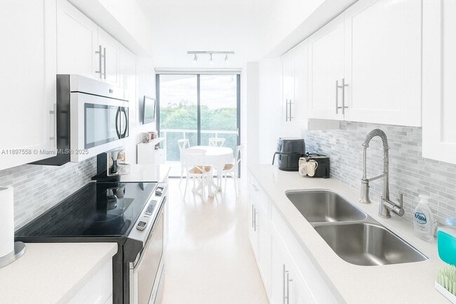 Foto del edificio - 3610 Yacht Club Dr