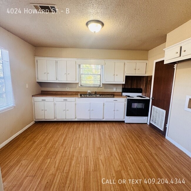 Building Photo - 4024 Howard St