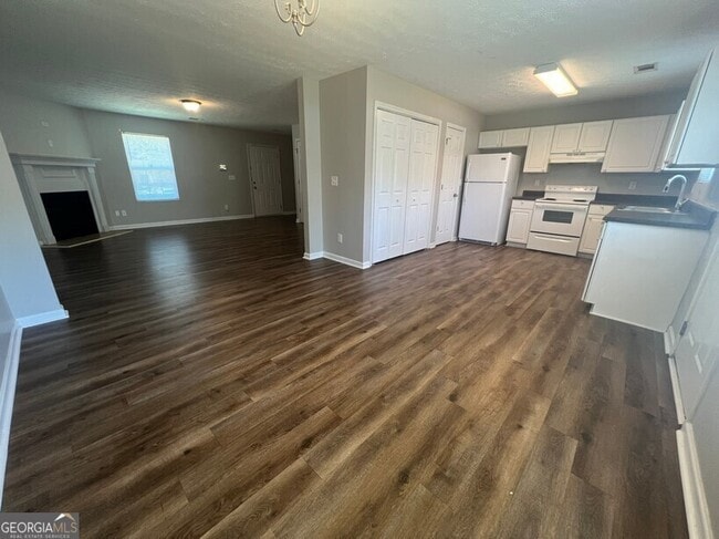 Building Photo - 309 Goldenrod Dr