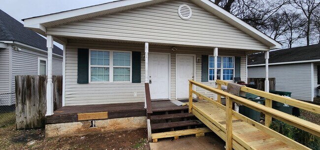 Building Photo - 3 Bedroom Duplex off Main St!