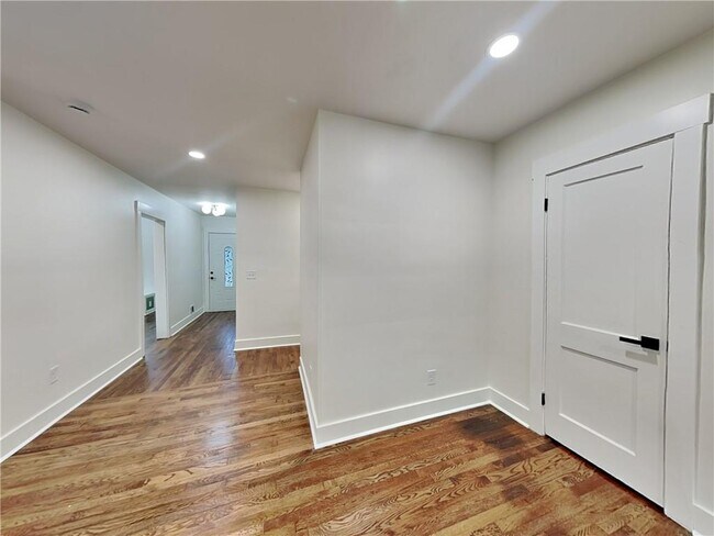 Building Photo - 108 Burbank Dr NW