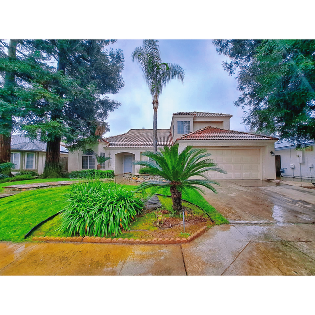 Foto del edificio - Stunning Large 4 Bedroom Home! Located Near Cedar & Nees!
