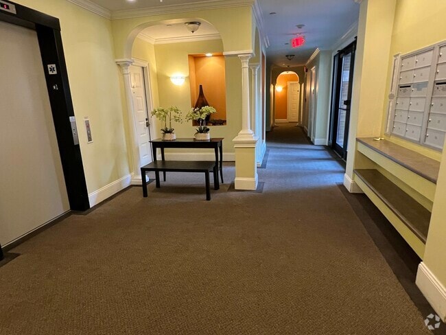 Building Photo - 161 Beacon St