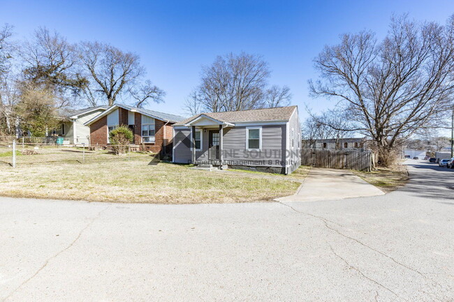 Building Photo - 1018 Clemmons St