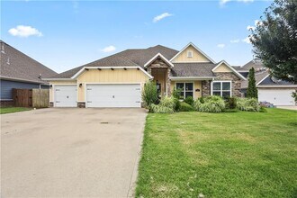 Building Photo - 1041 Silver Maple St