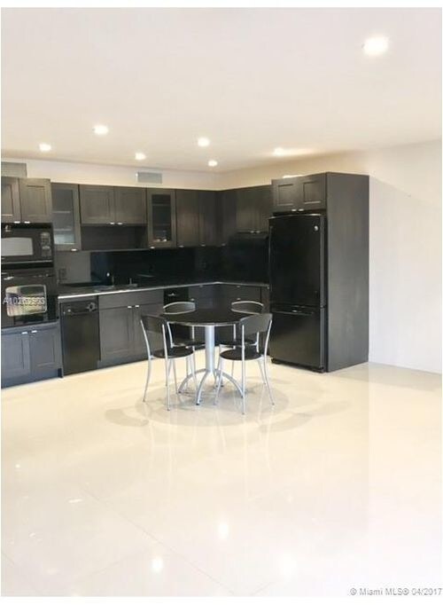 Building Photo - 3121 Commodore Plz