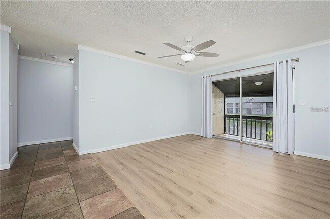 Foto del edificio - 2608 Hidden Lake Dr N