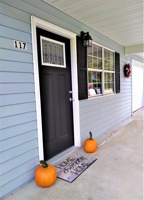 Covered front porch - 117 Wilson St