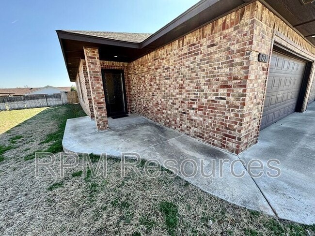 Building Photo - 127 Bison Ct Way