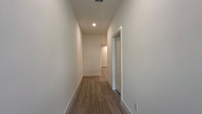 Building Photo - 298 NE Triplet Dr
