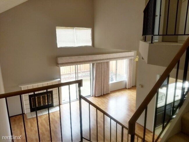 Foto del edificio - 5583 Civic Terrace Ave