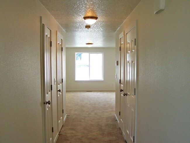 Building Photo - Available 3/23! Spacious 3 Bed/2.5 Bath Home in VAN MALL Area!