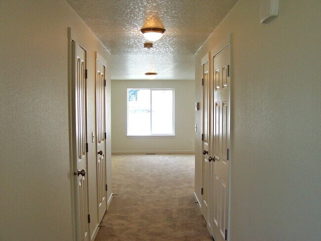 Foto del edificio - Available 3/23! Spacious 3 Bed/2.5 Bath Home in VAN MALL Area!