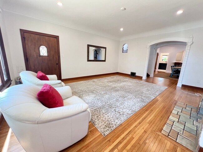 Foto del edificio - 4303 E 3rd St