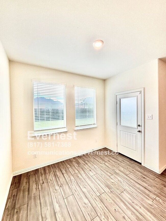 Building Photo - 4-Bedroom Home with Large Backyard and Con...