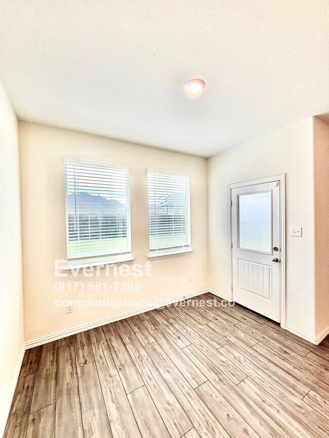 Foto del edificio - 4-Bedroom Home with Large Backyard and Con...