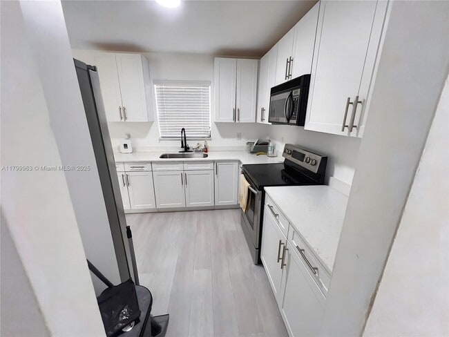 Building Photo - 3361 NW 5th Pl