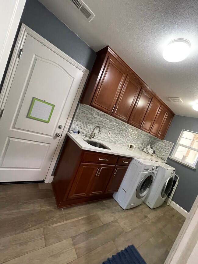 Laundry room - 1279 Sausalito Way