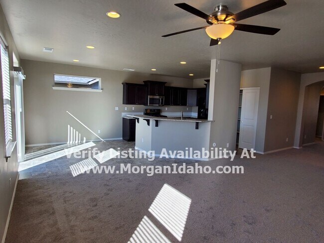 Building Photo - Newer home w/ split floor plan, granite co...