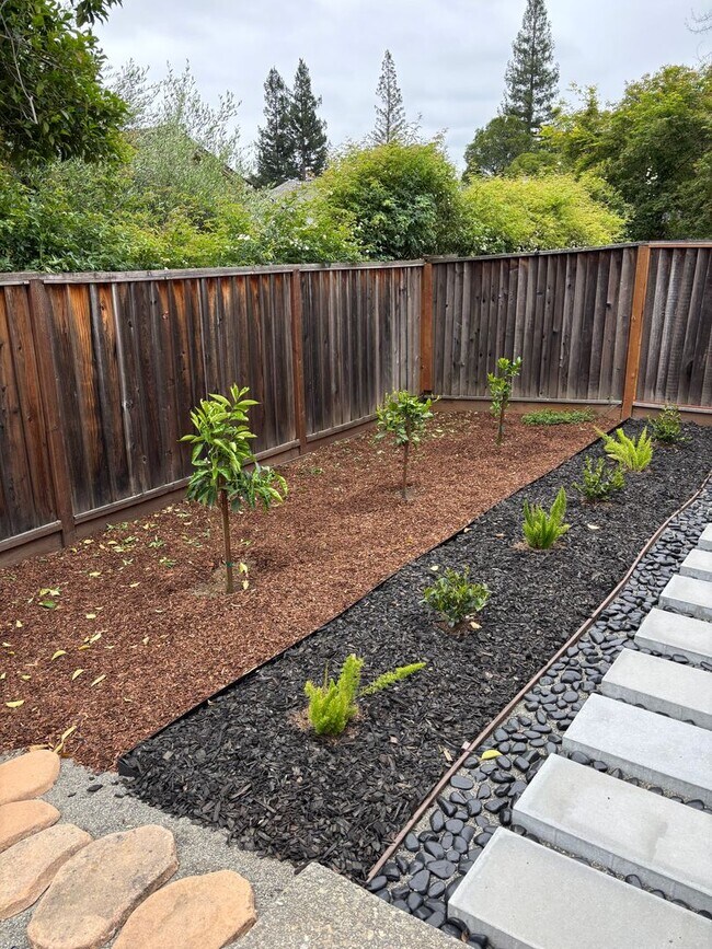 Building Photo - Beautifully Remodeled St. Helena Townhome with Pool Access & 2-Car Garage
