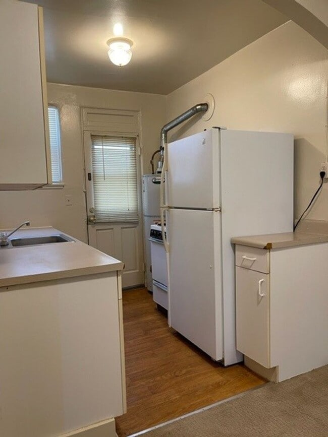 Building Photo - Quaint Studio, Freshly Painted, in Central Berkeley