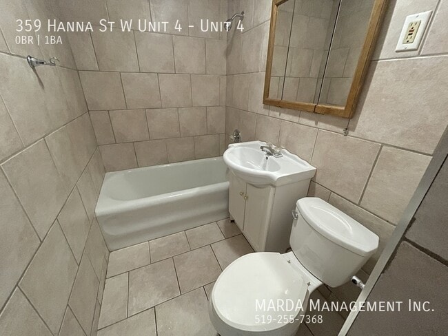 Building Photo - COZY BACHELOR IN 4-PLEX - DOWNTOWN PLUS HYDRO & GAS