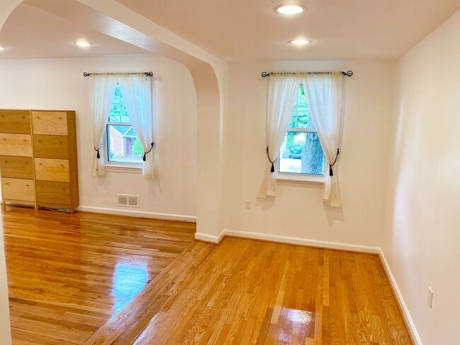 Building Photo - Huge 3 Bedroom SFH in Silver Spring!