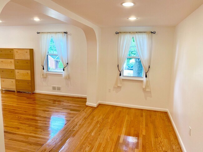 Foto del edificio - Huge 3 Bedroom SFH in Silver Spring!