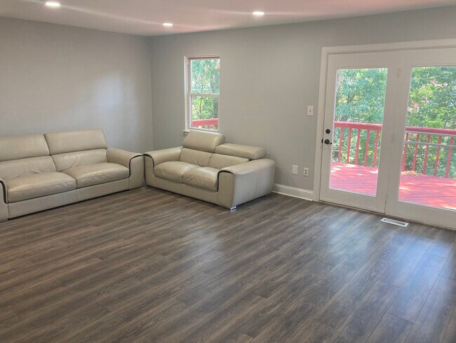 Living space - 7051 Palamar Ter