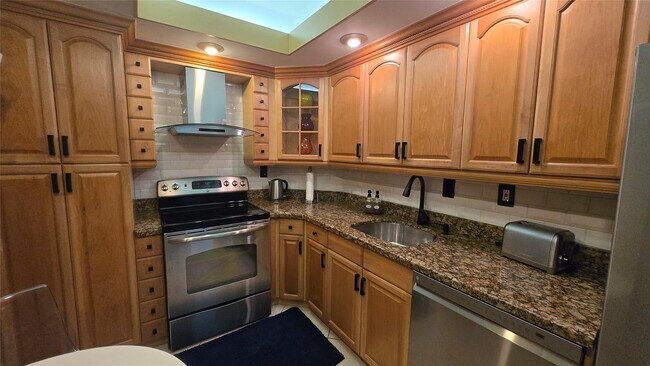 Building Photo - 300 Bayview Dr