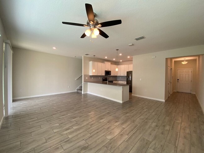 Building Photo - 3BD/2.5BA Townhome in Econ Trails Near Val...