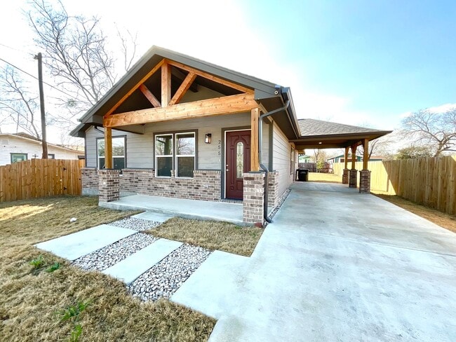 Foto del edificio - Modern Home With Covered Patio & Fenced Yard!