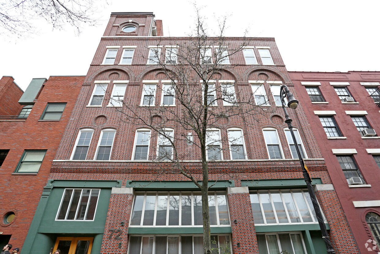 Building Photo - 72 Horatio St