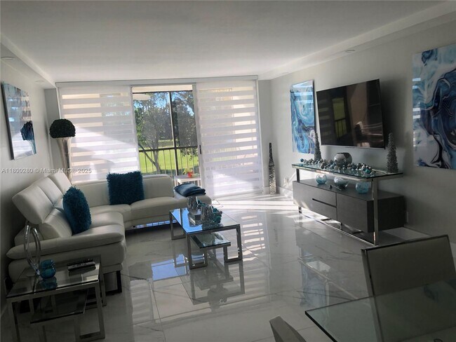 Foto del edificio - 16400 Golf Club Rd