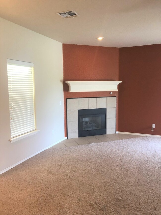 Building Photo - 3 bedroom, 2 bath, 2 car garage home in SE...