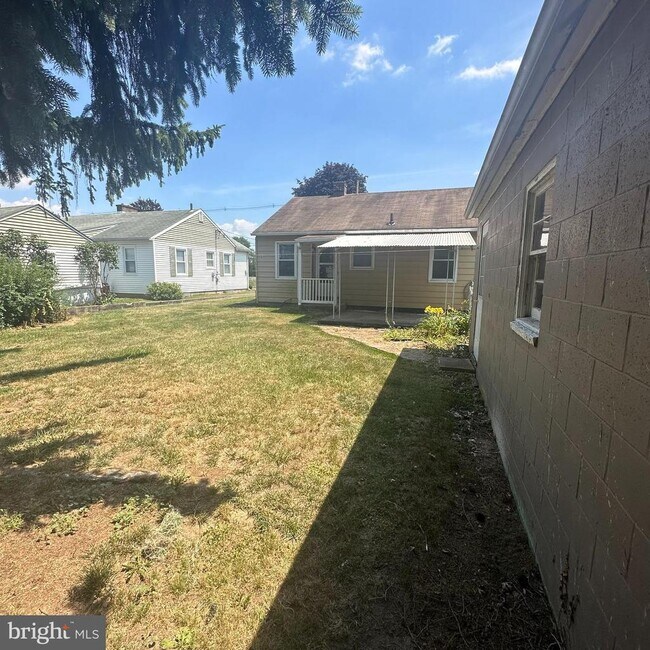 Building Photo - 1061 S Coldbrook Ave