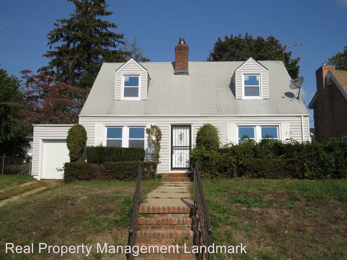 Primary Photo - 1321 Commodore Rd